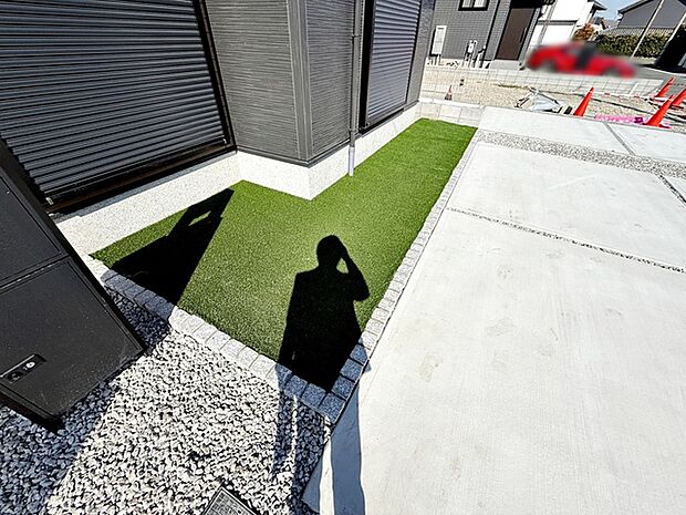 庭に人工芝を敷いているので、お子様やペットの遊び場として清潔に活用していただけます。