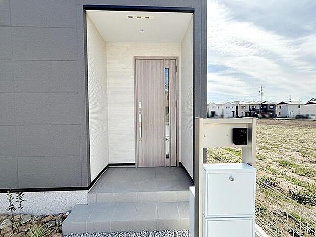 雨の日の出入りも濡れにくい玄関ポーチ