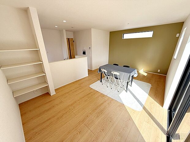 【リビング16帖】 落ち着いた色味のアクセントクロスを壁の一部に使うと、暗くなりすぎず部屋全体が落ち着いた空間になります