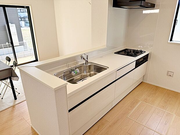 【キッチン】 リビングで遊んでいるお子様を見ながらお料理ができ、子育て中のパパママにも安心の設計です!