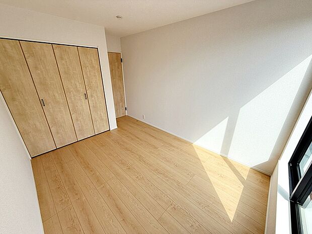 【洋室6帖】 お子様の一人部屋に最適な居室です。クローゼット付きで自然とお片付けできる環境に!