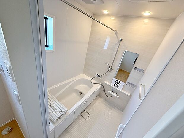 【浴室】 防水性や保温性に優れたシステムバスルーム!洗い場と脱衣所の段差が少なくバリアフリー