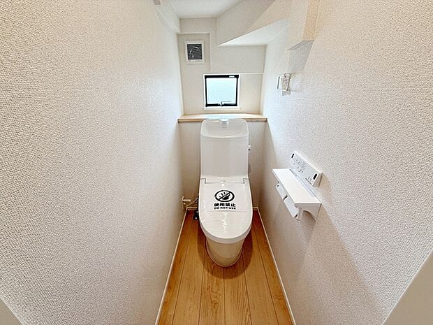 【トイレ】 各フロア1カ所ずつシャワー機能付トイレを設置しており、忙しい朝の混雑も解消!