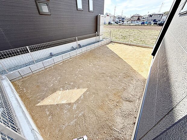 LDKからはお庭に出ることができます!お子様やペットの外遊びにも