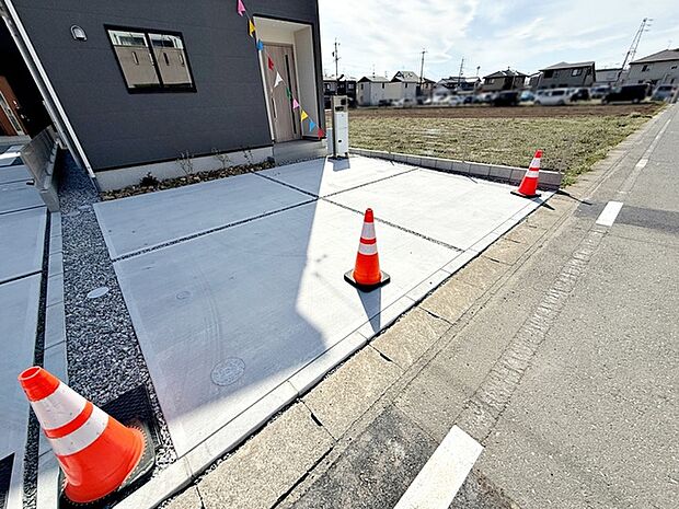 並列2台駐車可能なゆとりあるカースペース。目の前が駐車場だと雨の日も大量にお買い物をした時も便利