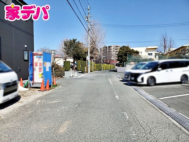 前面道路はゆとりの6m!車通りが少なく、駐車が苦手な方でも安心の道路幅です