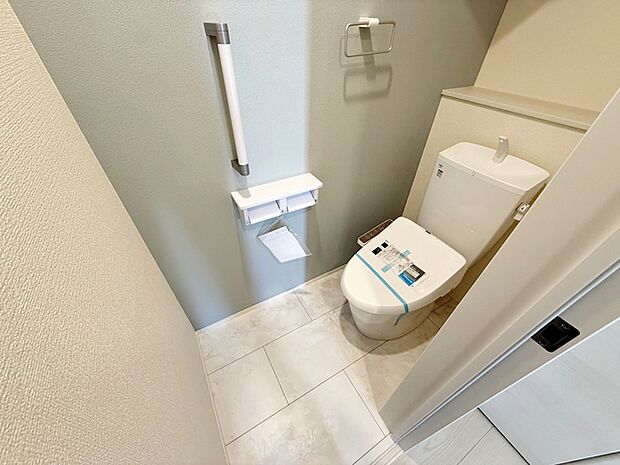 【1階トイレ】 トイレは各階に1つずつあるので、1階と2階を行き来する必要がありません。