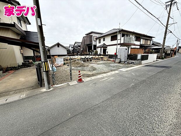 基礎工事中です。ご見学希望のお客様につきましては同型同仕様の物件にご案内いたします