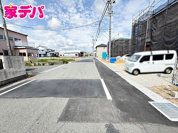 前面は車通りの少ない道路。お車の出し入れが苦手な方も安心ですね。
