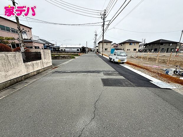 前面は車通りの少ない道路。お車の出し入れが苦手な方も安心ですね。