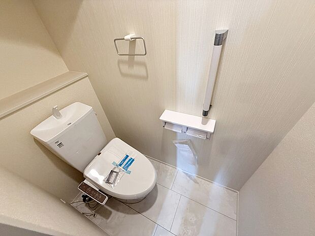 【1階トイレ】 各フロア1カ所ずつシャワー機能付トイレを設置しており、忙しい朝の混雑も解消！ 