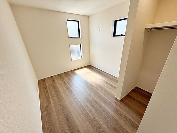 【洋室5.06帖】 全居室にしっかりとした大きさのウォークインクローゼットを完備し、収納スペースも十分です。 