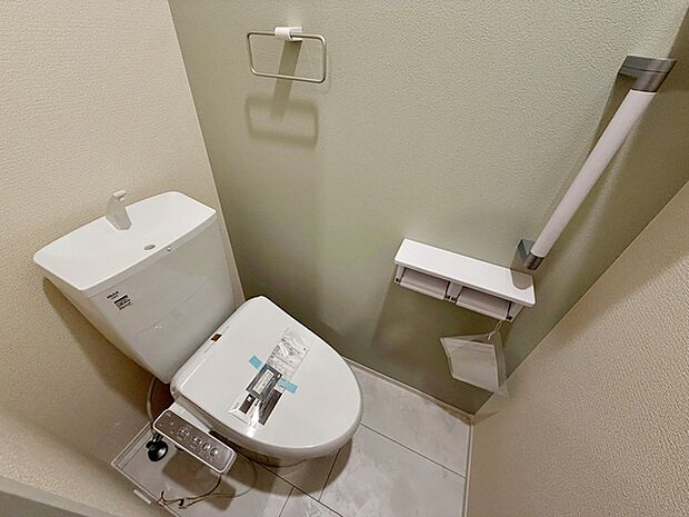 【1階トイレ】 トイレは各階に1つずつあるので、1階と2階を行き来する必要がありません。