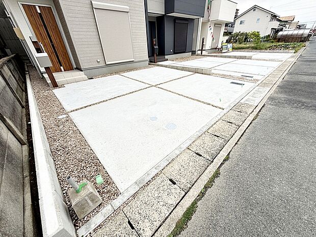 並列2台駐車可能なゆとりあるカースペース。目の前が駐車場だと雨の日も大量にお買い物をした時も便利 