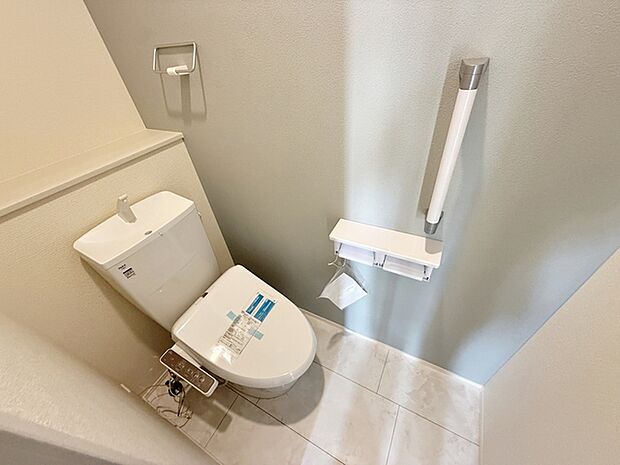 【1階トイレ】 各フロア1カ所ずつシャワー機能付トイレを設置しており、忙しい朝の混雑も解消!