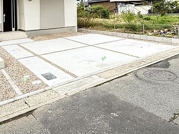 駐車スペースは2台分を確保!並列駐車が可能で車の出し入れもしやすく、運転の苦手な方にも安心です