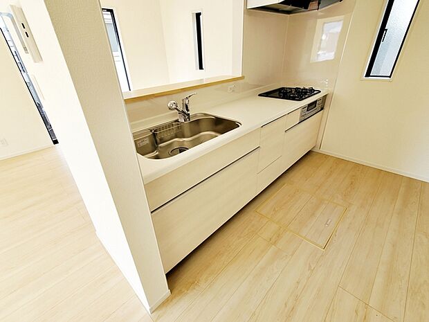 【キッチン】 お料理の用意や後片付けもスマートな対面キッチン。お料理中もリビングのご家族と会話が弾みます