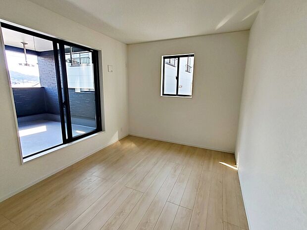 【洋室7.2帖】 大きなベッドを置いてもゆったり過ごせるプライベート空間です。