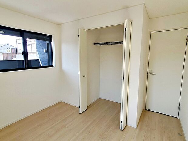 【洋室5.7帖】 お子様にとっての初めての「自分の部屋」。学習机やベッドの配置もラクラクです。