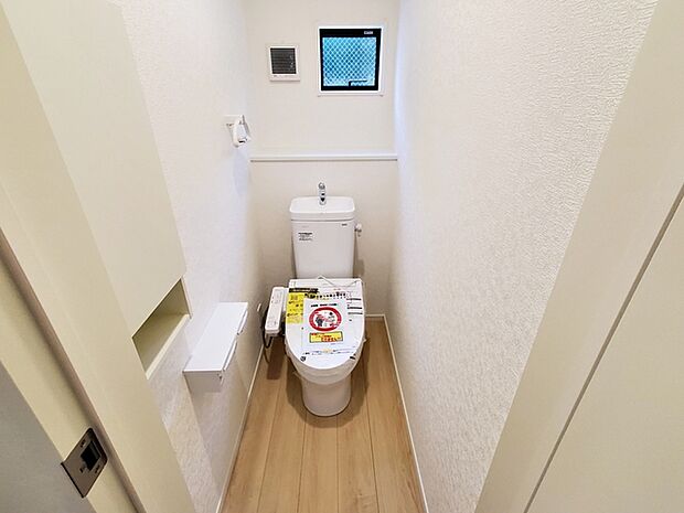 【1階トイレ】 窓があり温水洗浄機能の付いた快適なトイレを1階と2階に設置。使用が重なる朝も2ヶ所あれば安心ですね!