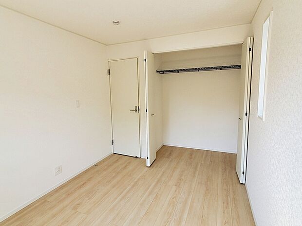 【洋室6帖】 腰窓で机や家具の配置がしやすい洋室6帖。子供部屋や書斎にもオススメです!