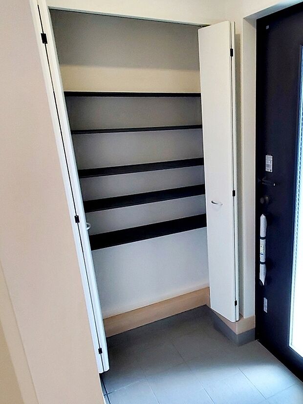 可変棚で収納物にあった高さへ調整可能な大型シューズボックス。汚れたら取り外し洗えます