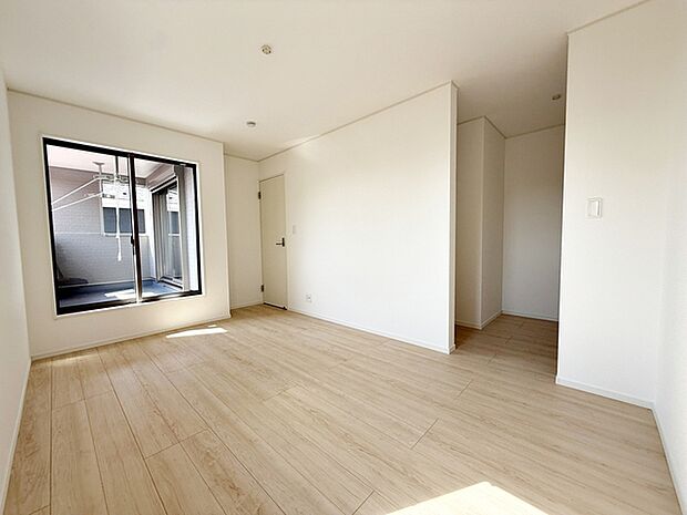 【洋室7帖】 キングサイズのベッドも置ける7帖のゆとりある主寝室。光も取り入れやすく明るい空間になっています。