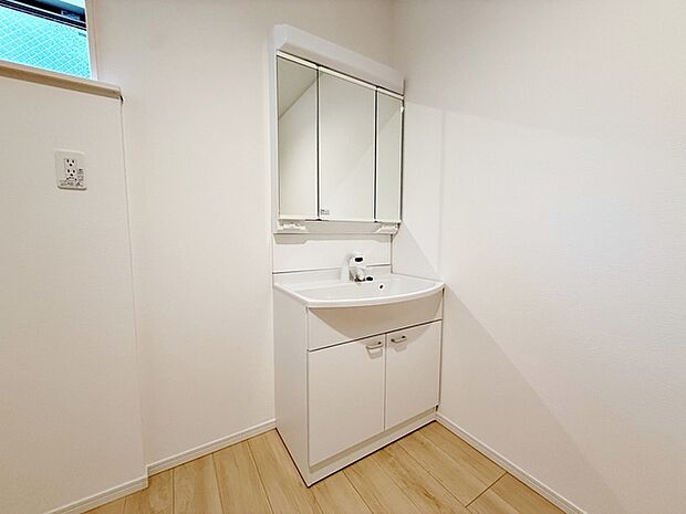 【洗面台】 洗髪・洗面・化粧などができる機能と収納スペースを一体化した洗面台です。