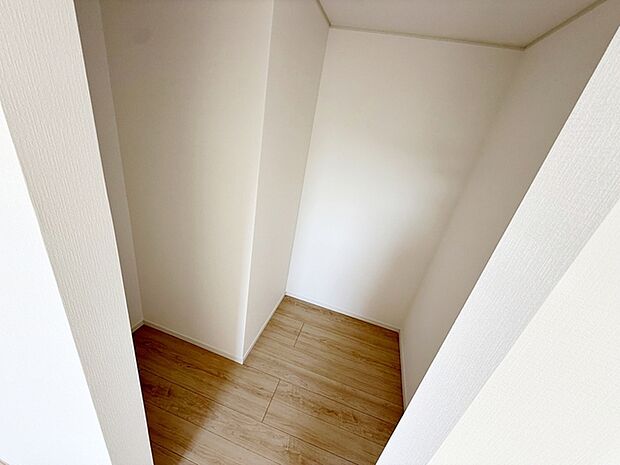 【ストレージルーム】 衣類の収納のほかに、季節家電、スーツケース、備蓄品などの大型・大量の荷物をまとめて管理できます。