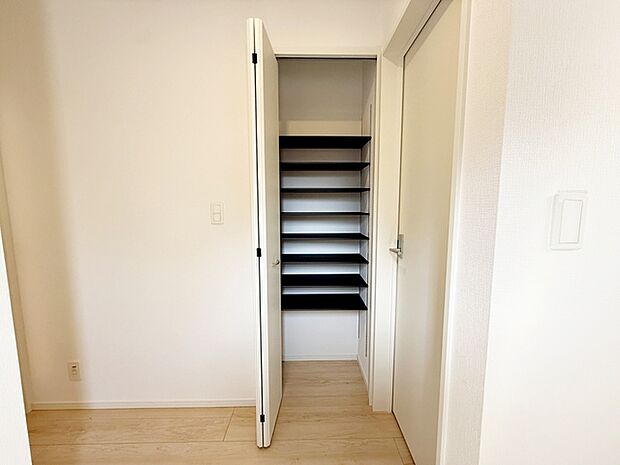 廊下には収納スペースを設けております!日用品のストックや掃除用品の収納など、様々な面にご活用していただけます!