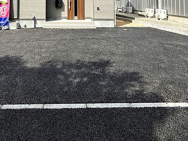 駐車スペースは2台分を確保!並列駐車が可能で車の出し入れもしやすく、運転の苦手な方にも安心です