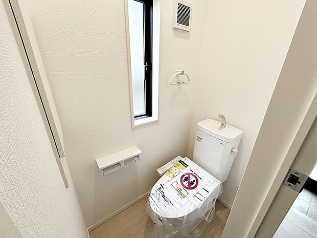 【1階トイレ】 1、2階共にシャワー機能付！小窓が付いている為換気もスッキリして頂けます。 
