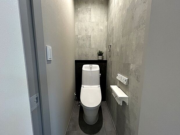 【1階トイレ】 各フロアに1か所ずつシャワー機能付きトイレを設置しており、朝の忙しい時間帯でもスムーズに利用できるため、混雑の軽減にもつながります。