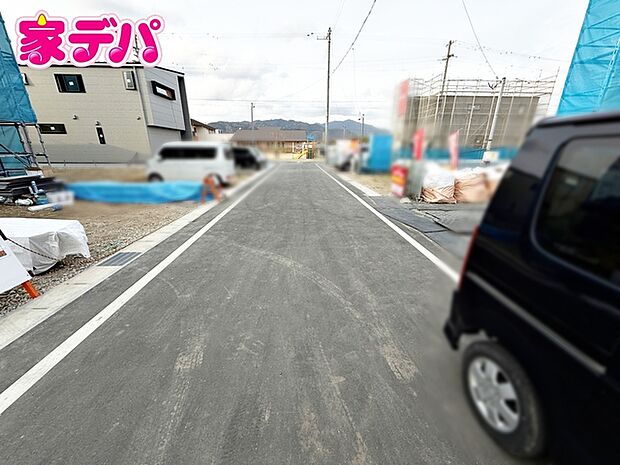 前面道路は公道で、車のすれ違いもらくらく広々6mの幅があります