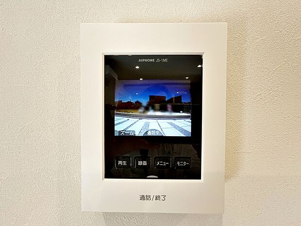 【TVモニター付きインターホン】 玄関まで行かずに室内から来客確認ができるため、手が離せない時でも応対ができます。家事中や作業中でもそのまま対応でき、移動の手間を減らしながら来客対応が行えます。