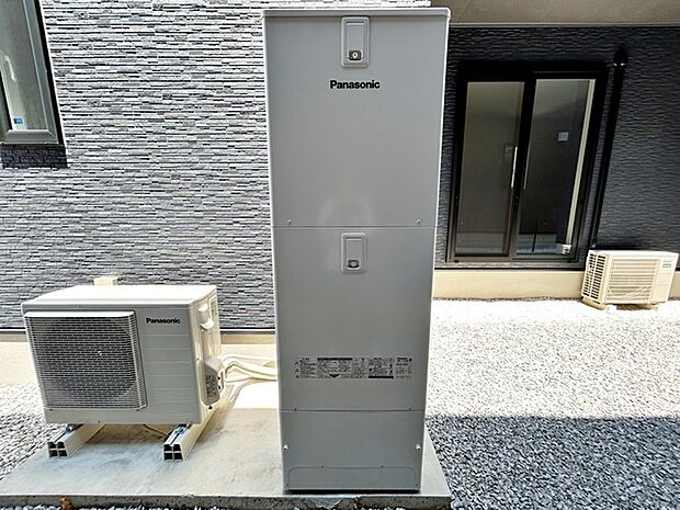 エコキュートは空気の熱を利用し、わずかな電気を使い高効率にお湯を沸かすことができます