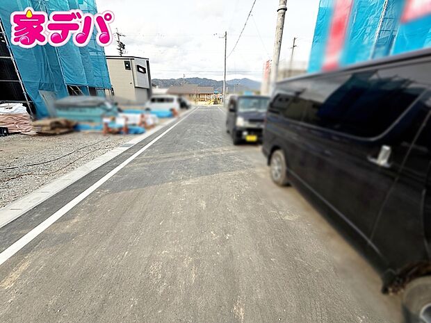 前面道路は公道で、車のすれ違いもらくらく広々6mの幅があります