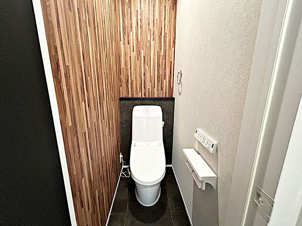 【トイレ】 1階・2階ともにシャワー機能付きトイレを設置しています。小窓付きのため換気もしやすく、空気の入れ替えがスムーズに行えるのもポイント。