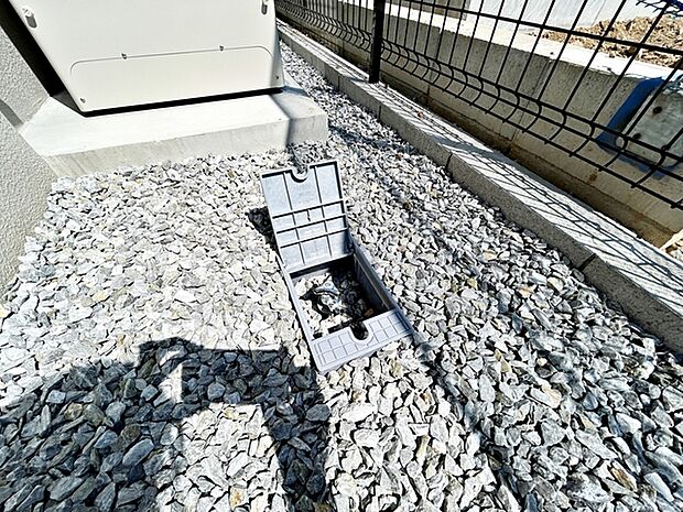 散水栓があるので、お庭の水やりや洗車、外まわりのお掃除もスムーズ。夏にはお子様の水遊びにも活用でき、屋外でのさまざまなシーンで便利に使える、うれしい設備です。