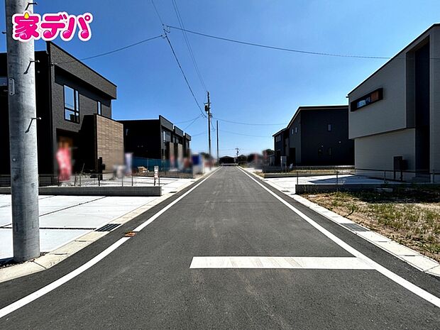 前面道路:西側約6m幅 静かな住宅街で車通りも比較的少なく、毎日の車の出し入れもスムーズ。駐車や切り返しもしやすく、ゆとりを持って運転できるので、毎日快適にお使いいただけます。