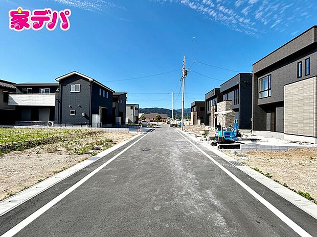 前面道路は公道で、車のすれ違いもらくらく広々6ｍの幅があります 