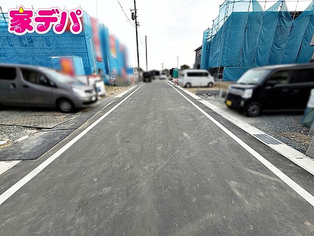 前面道路は公道で、車のすれ違いもらくらく広々6mの幅があります
