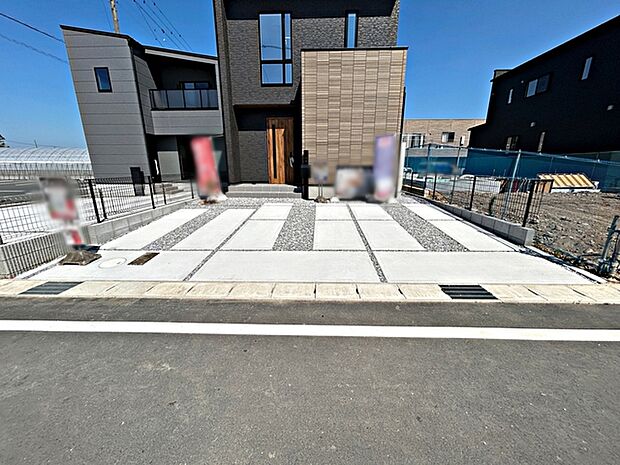 しっかり舗装された駐車場なので、車の出し入れはもちろん、乗り降りや荷物の積み下ろしもスムーズ。雨上がりでも足元が悪くなりにくく、毎日気持ちよく使える駐車スペースです。