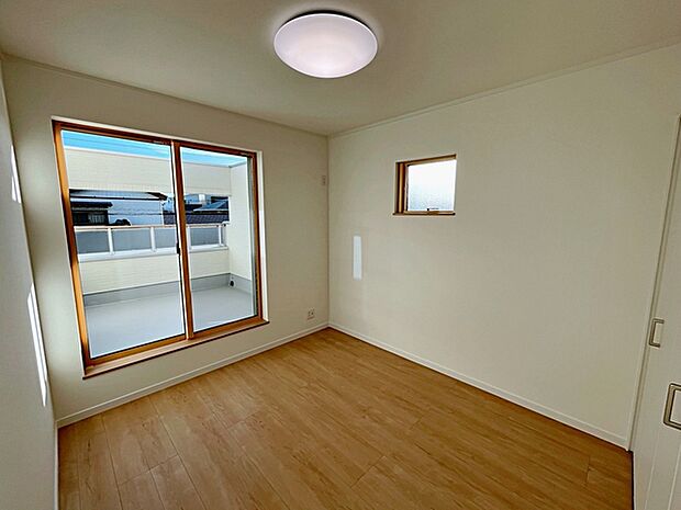 【施工例】2面採光で、晴れの日の日中はいつも明るい室内に。窓を開放すれば気持ちの良い風が入ります。 