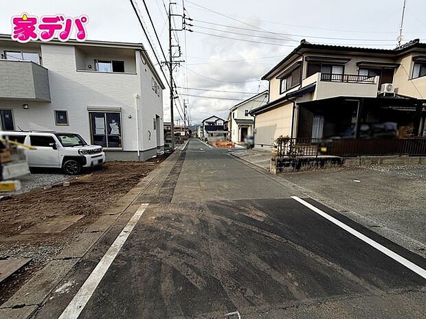 前面道路は見通しが良く、車の移動もスムーズに行えます。 
