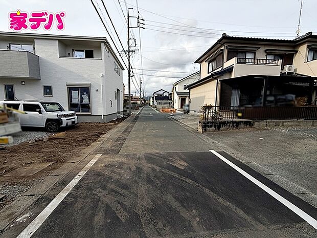 前面道路は見通しが良く、車の移動もスムーズに行えます。 