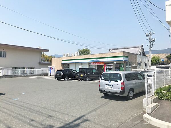 ファミリーマート新城西入船店（440m）