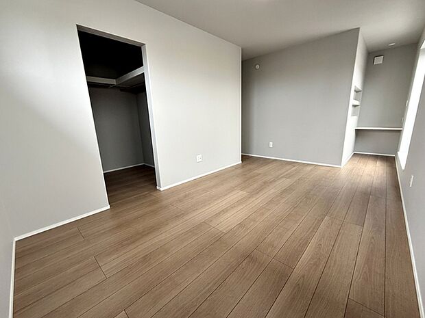 【洋室9帖】 主寝室には衣類収納やタンスを置く事もできるＷＩＣ付き！室内を広々と使えますね。  