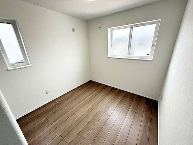 【洋室5.5帖】 腰窓で机や家具の配置がしやすい洋室5.5帖。子供部屋や書斎にもオススメです！ 