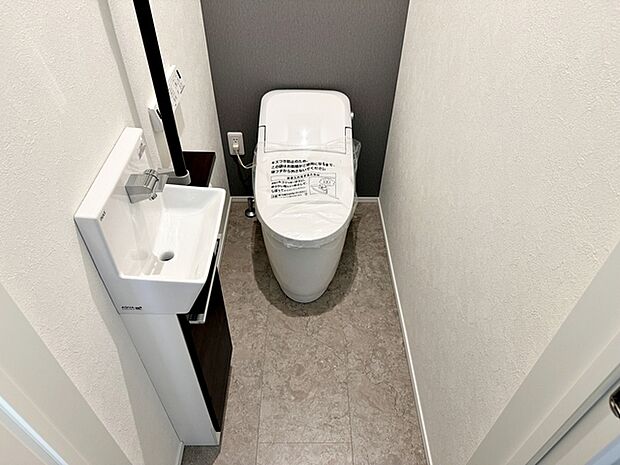 【トイレ】 各フロア1カ所ずつシャワー機能付トイレを設置しており、忙しい朝の混雑も解消!